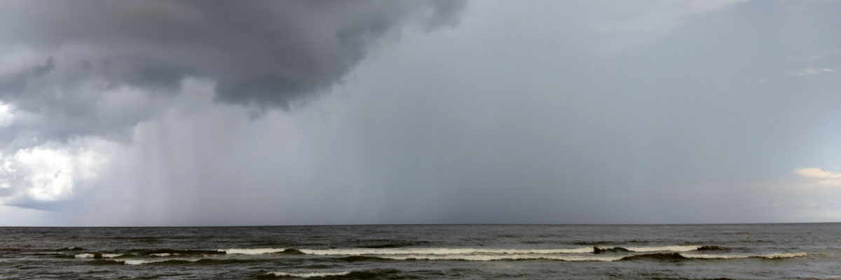Niederschlag über dem Meer